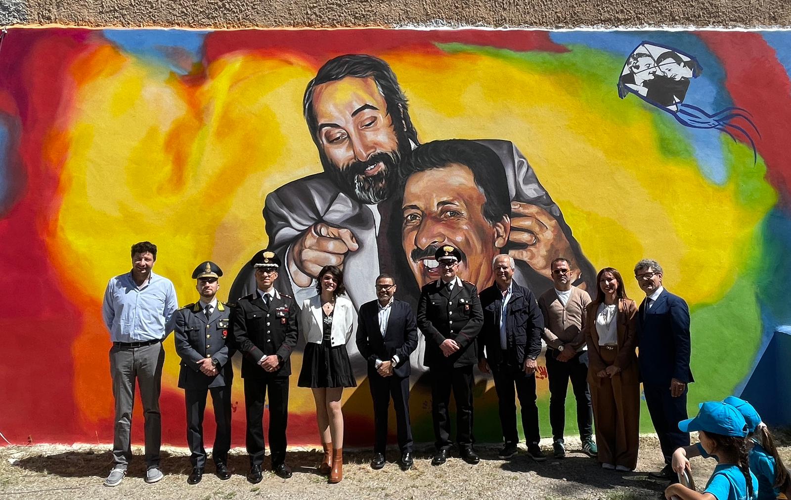 Radici di libertà oltre il muro: all'I.C.S. Falcone e Borsellino il murales che guarda al futuro 